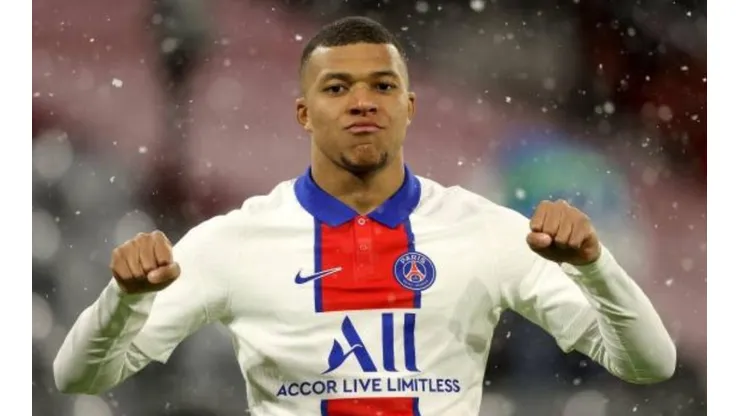 Kylian Mbappé celebrando uno de sus goles al Bayern en el Allianz Arena.