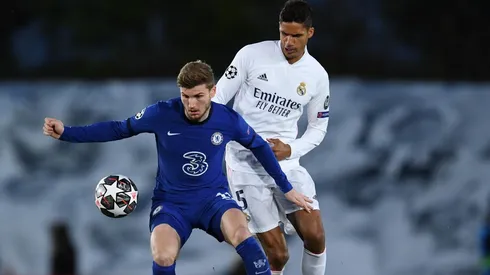 Raphael Varane en acción durante el partido de ida.