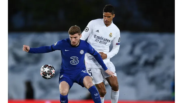 Raphael Varane en acción durante el partido de ida.