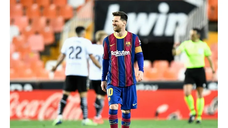 Barcelona le remontó al Valencia con dos de Messi y sigue en carrera