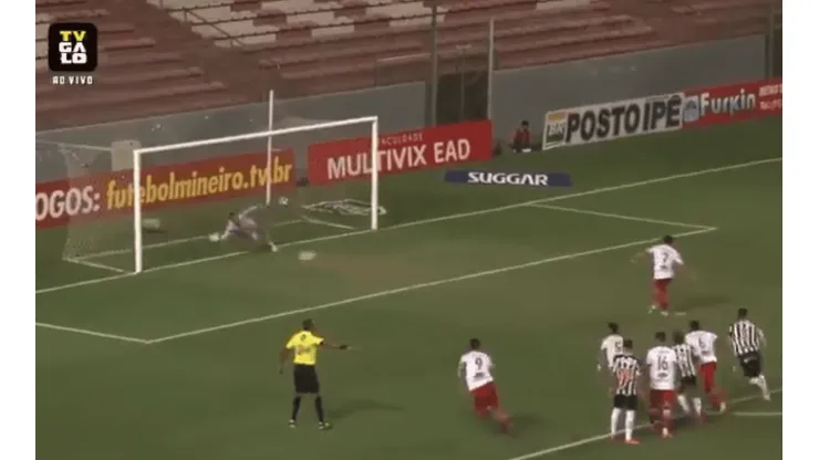 El momento del disparo desde el punto penal.