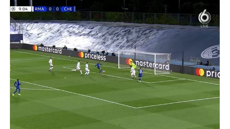 La atajada de Courtois no tiene sentido.