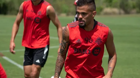 El defensor brasileño Auro