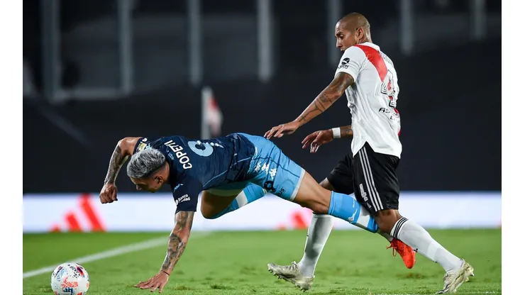 Jonatan Maidana en un partido ante Racing.