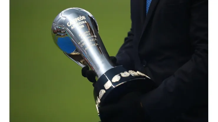 Trofeo de campeón de la Liga MX.
