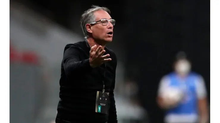 Oficial: Holan renunció y dirigirá contra Boca su último partido en Santos
