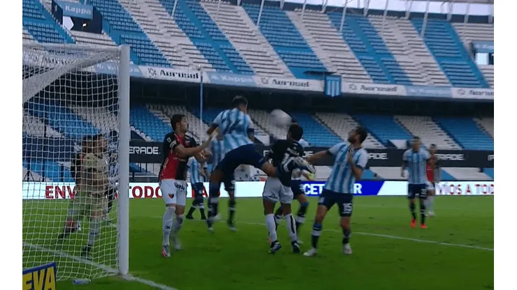 Ni tuvo que saltar: así fue el insólito gol de cabeza del Pulga Rodríguez a Racing