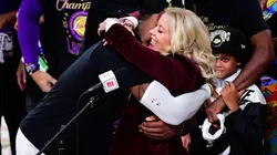 LeBron James y Jeanie Buss (Foto: Getty)