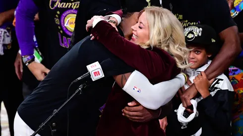 LeBron James y Jeanie Buss (Foto: Getty)