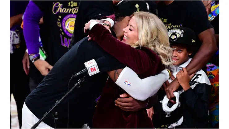 LeBron James y Jeanie Buss (Foto: Getty)