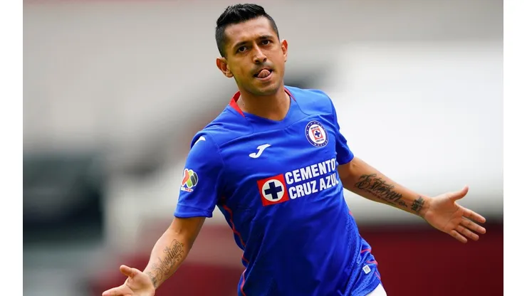Elías Hernández marca el primero para Cruz Azul.
