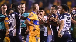 El Vasco Aguirre quedó expuesto en la trifulca.