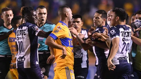 El Vasco Aguirre quedó expuesto en la trifulca.