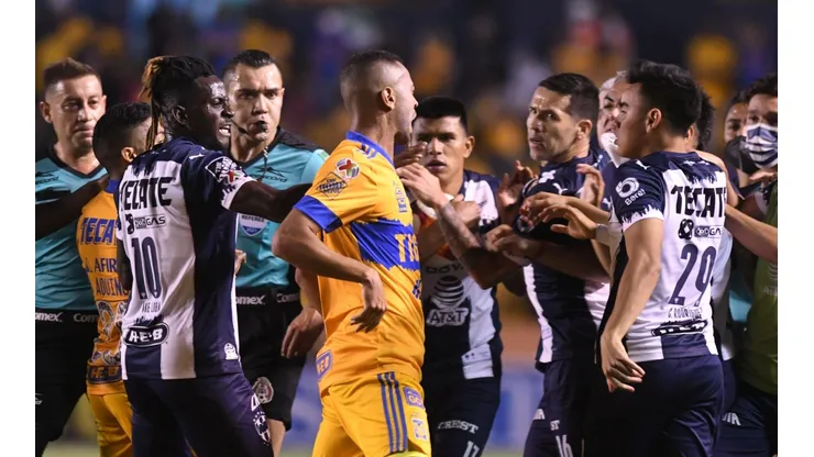 El Vasco Aguirre quedó expuesto en la trifulca.