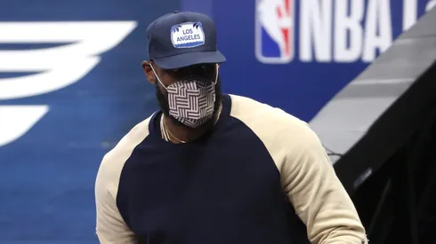 LeBron James en la banca de Los Angeles Lakers