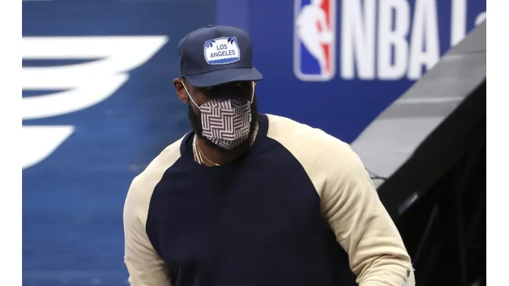 LeBron James en la banca de Los Angeles Lakers