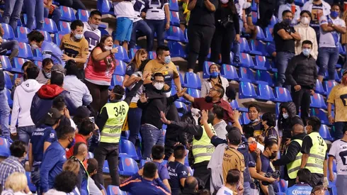 Fanáticos de Puebla y Pumas pelean en las gradas.