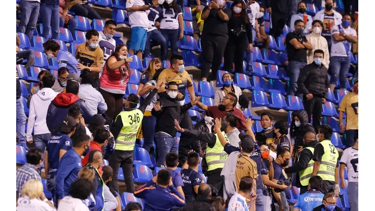 Fanáticos de Puebla y Pumas pelean en las gradas.