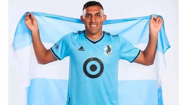 Ramón Ábila con los colores de su nuevo equipo.