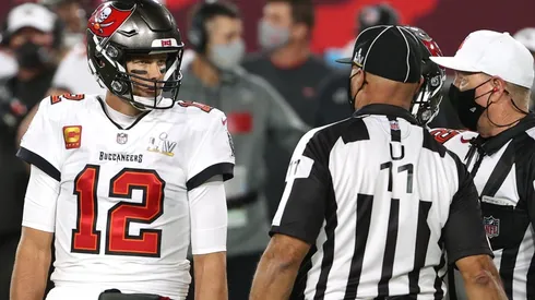 Tom Brady con árbitros en la NFL