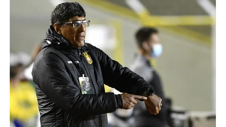 Muy enojados: el DT y el capitán de The Strongest dijeron que Boca "hizo tiempo"