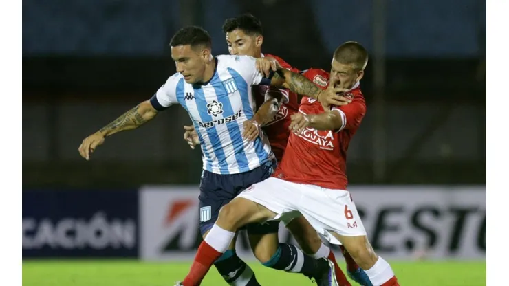 Con 10 y en Uruguay, Racing salvó un empate a los 89' contra Rentistas