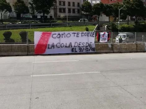 Fotos: así recibieron los hinchas de River al micro de Boca en Bolivia