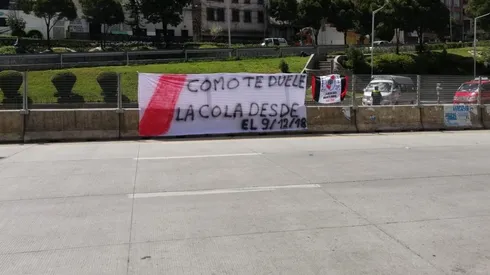 Fotos: así recibieron los hinchas de River al micro de Boca en Bolivia