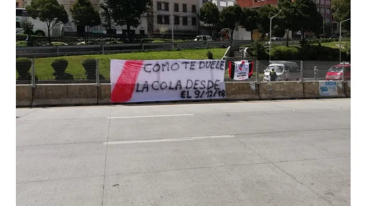Fotos: así recibieron los hinchas de River al micro de Boca en Bolivia