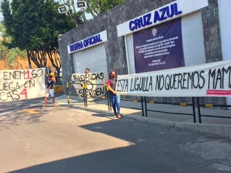 Presión en Cruz Azul: mantas amenazantes en La Noria