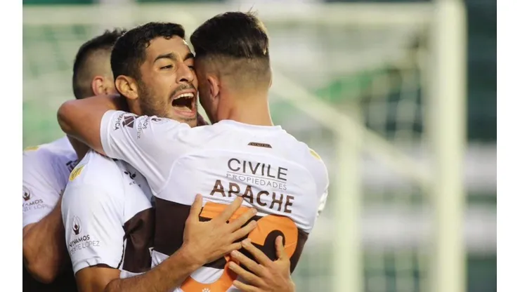 Así celebró Platense el gol de Recalde.