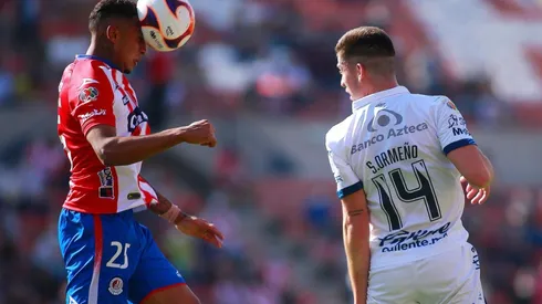 Juan Izquierdo, a las manos con aficionados de San Luis.