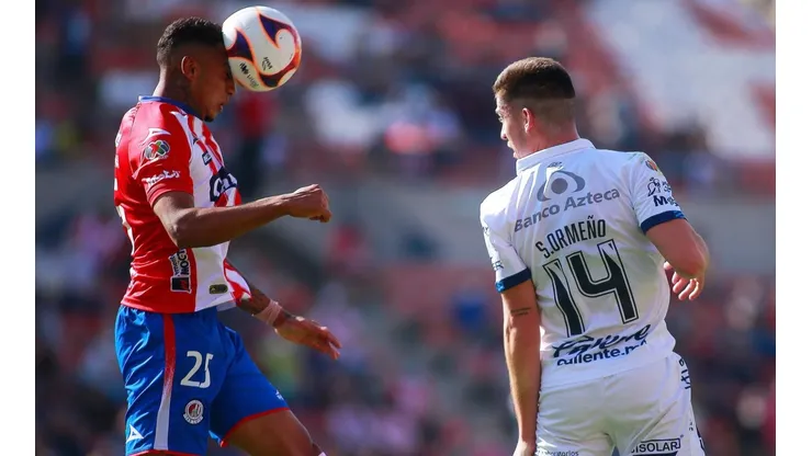 Juan Izquierdo, a las manos con aficionados de San Luis.