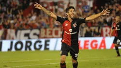 Fotos: rompieron una ventana del micro de Newell's cerca de Pablo Pérez