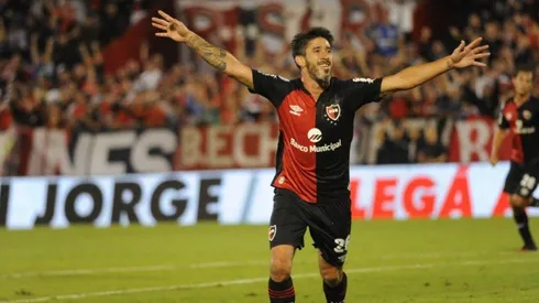 Fotos: rompieron una ventana del micro de Newell's cerca de Pablo Pérez