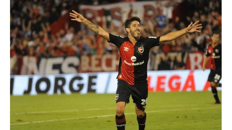 Fotos: rompieron una ventana del micro de Newell's cerca de Pablo Pérez