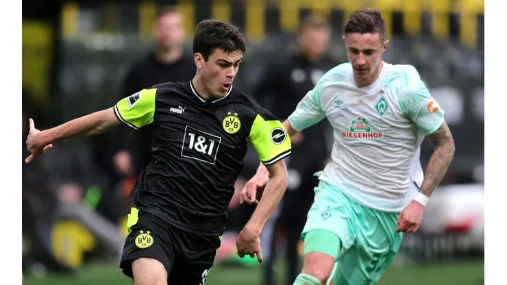 Gio Reyna en el juego entre Borussia Dortmund y Wender Bremen