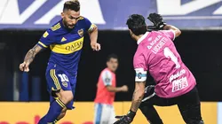 Carlos Tevez en una de sus ocasiones desperdiciadas.