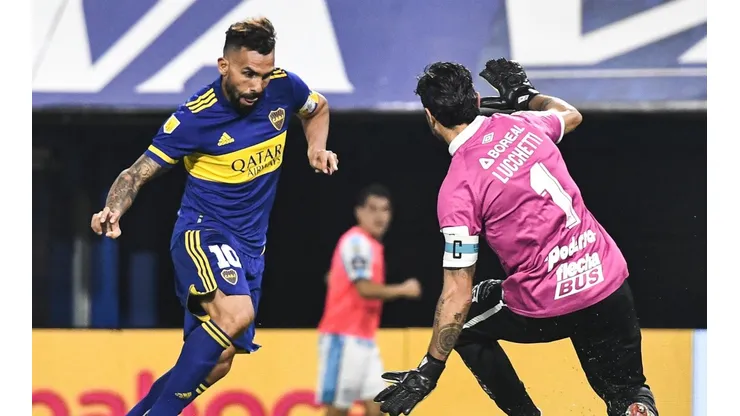 Carlos Tevez en una de sus ocasiones desperdiciadas.