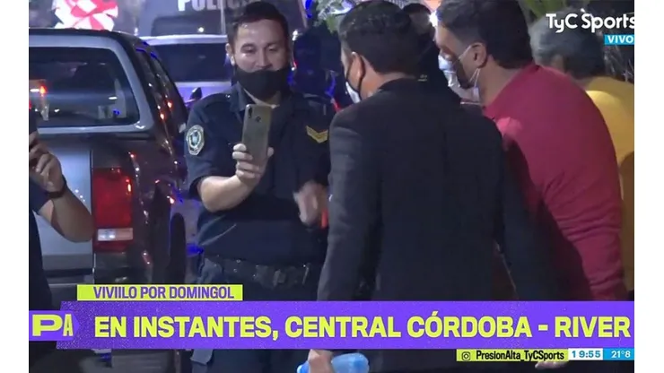 Hasta la Policía se quiere sacar una selfie con Gallardo