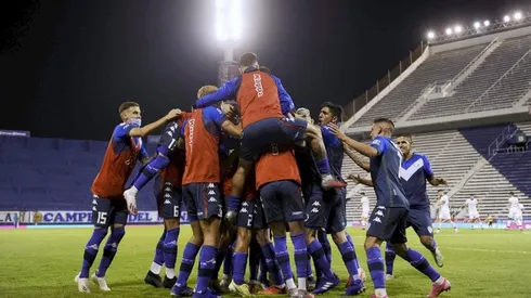 La celebración de los jugadores de Vélez en el gol de Mancuello.