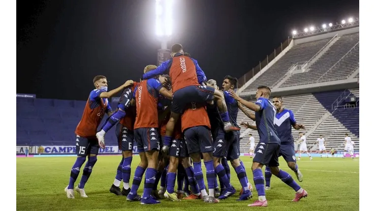 La celebración de los jugadores de Vélez en el gol de Mancuello.