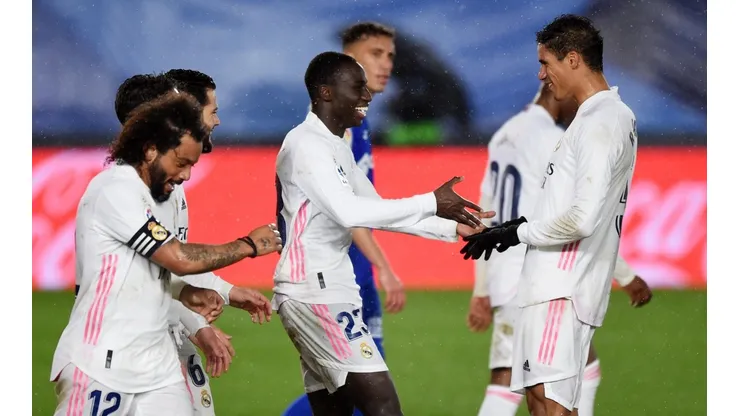 Manchester United, a la carga por Varane