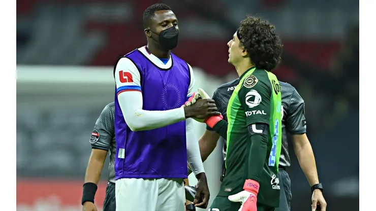 Yustin Arboleda fue repudiado por la afición de América.