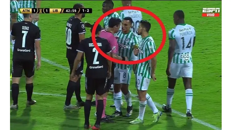 Así fue el cruce entre Andrés Andrade y Rafael Tobar en el duelo entre Nacional y Libertad.