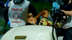 Chucho López sale retirado en camilla.