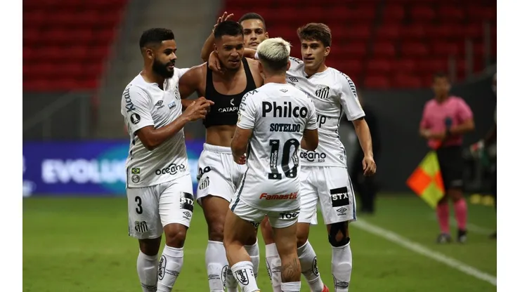 Los jugadores de Santos festejando uno de los goles.