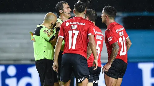 Así reclamaron los jugadores de Independiente.