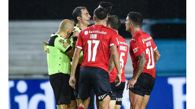 Así reclamaron los jugadores de Independiente.