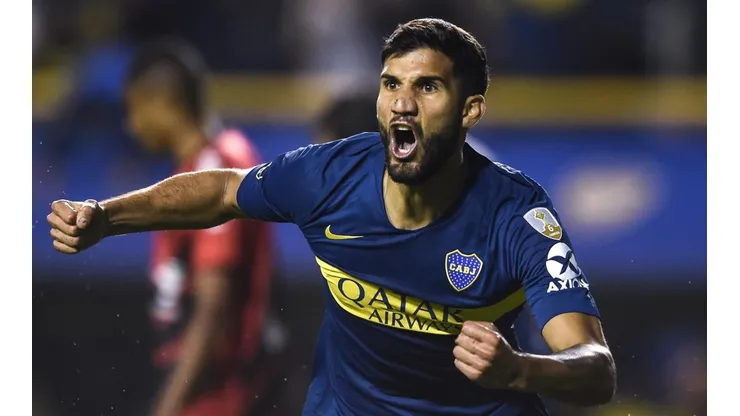Lisandro López festejando un gol en Boca.